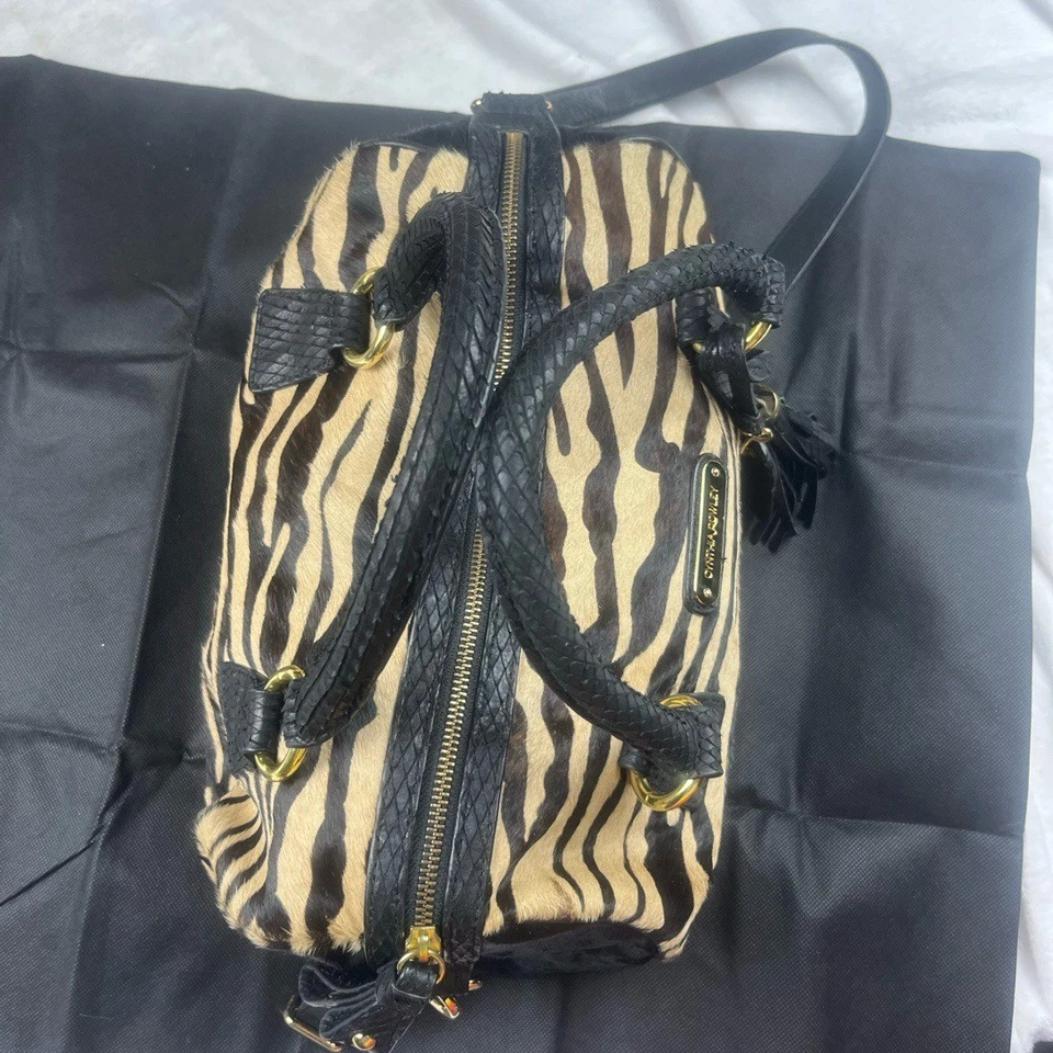 Bolso de mano/bolso de hombro grande Cynthia Rowley negro dorado cuero genuino con bolsa para el polvo Foto 4 de 4