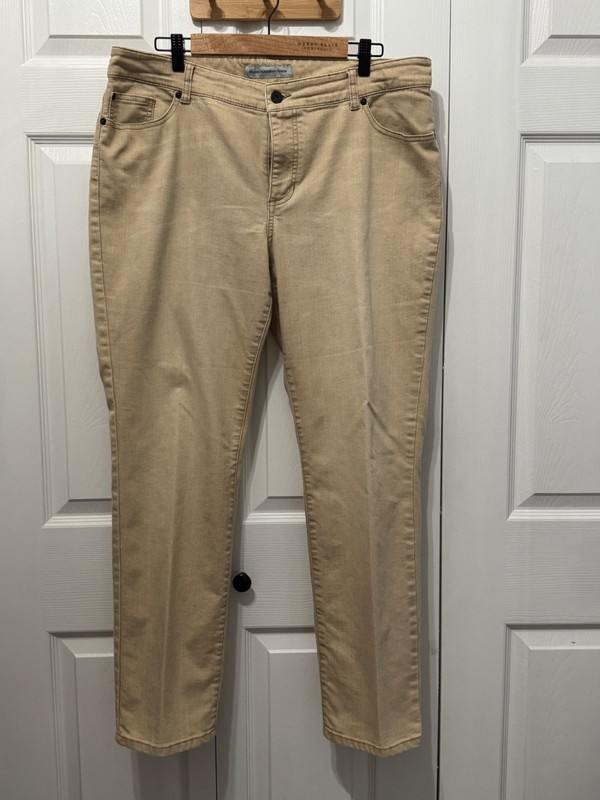 Chico's Platinum Denim Ultimate Fit Slim Leg Cream Color Jeans Size 3 Regular