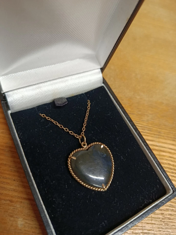 Colgante montado en piedras preciosas serpentinas en forma de corazón y cadena de 40 cm de oro de 9 quilates  Foto 2 de 4