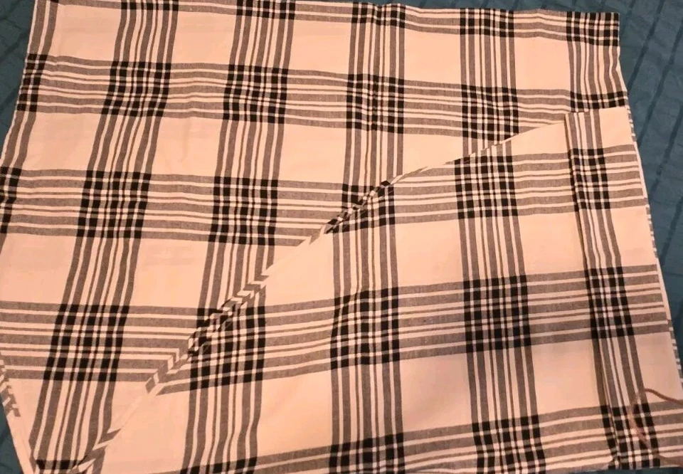 Table Cloth and 8 Napkin Set, Very Nice!! - Image 3 of 3