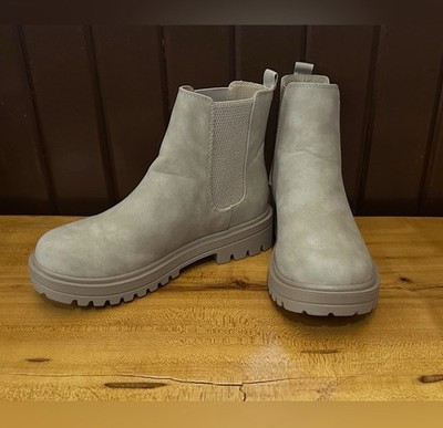 Women s Tan Chelsea Boots Size 7