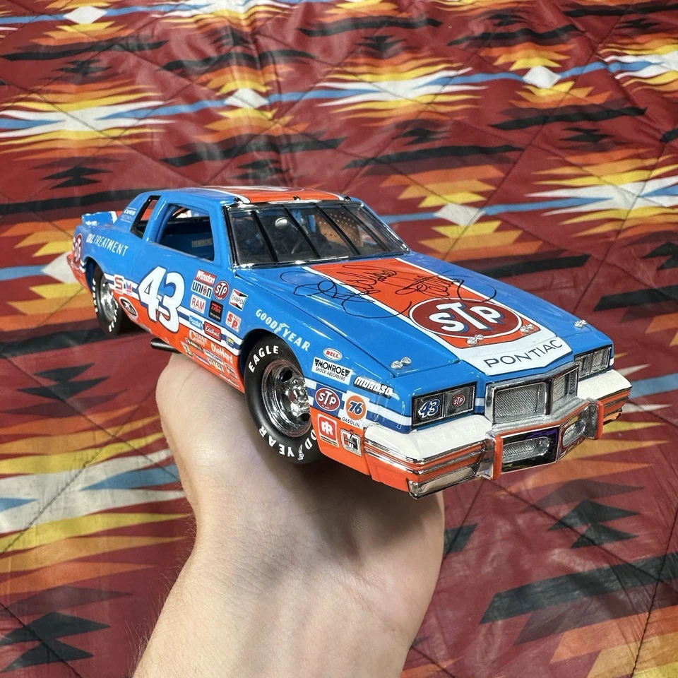 Richard Petty #43 1984 Pontiac Grand Prix Signature Edition Franklin Mint 1:24 - Image 2 of 4