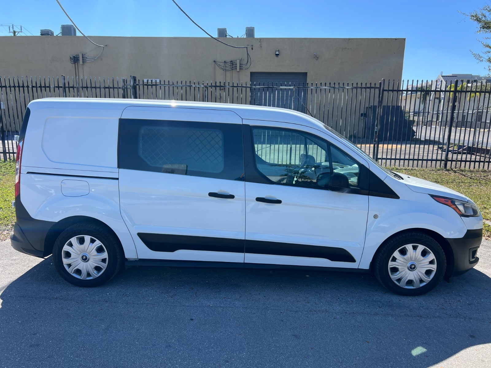 Ford Transit Connect - Image 9