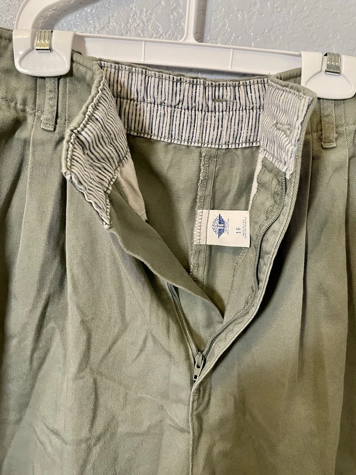 Pantalones cortos plisados Dockers verde oliva talla 16 para mujer Foto 4 de 4