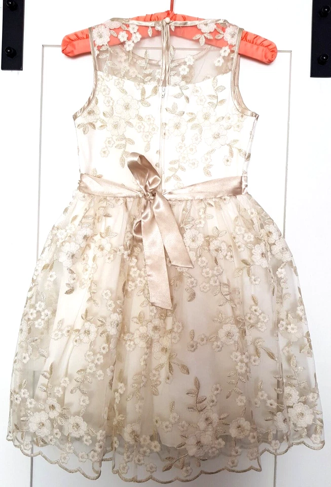 Vestido de ocasión Speechless Girls blanco y dorado. Bordado. Floral. Con cinturón. Foto 4 de 4