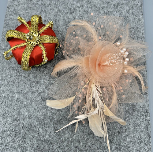 Party Headwear Women's Feather Fascinator Hat & King of Queens, Hair Clip
