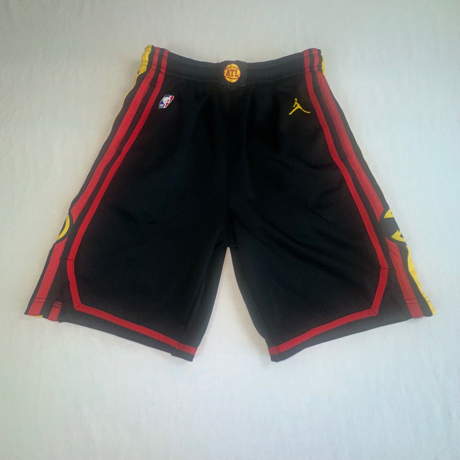 Jordan NBA Basketball Athletic Shorts Kids Atlanta Hawks Black Red Yellow Size L
