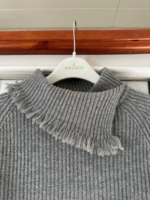 Neuer grauer  Kaschmir Pulli mit extravagantem Kragen + Fransen von " Madeleine  - Bild 2 von 4