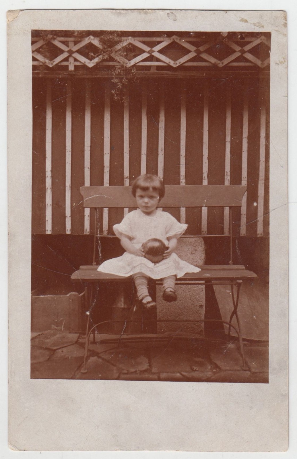 AK Portrait kleines Mädchen im weißen Kleid mit Ball auf Bank sitzend, 1926
