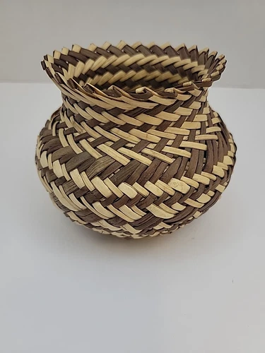 Tarahumara Hand Woven Basket, Pine Needle 2 Tone Pattern Vintage Indian 4" Tall