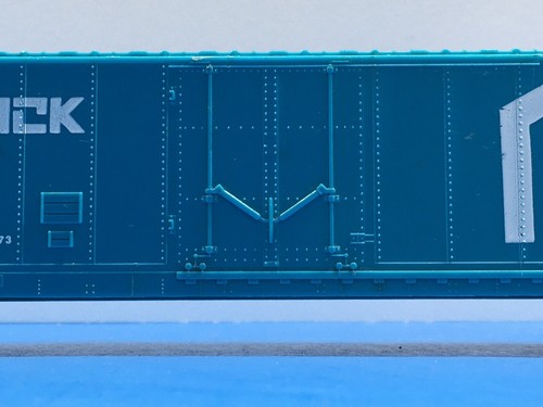 HO Scale "The Rock" 133274 Fifty Foot Freight Train Box Car #2 - Picture 5 of 12