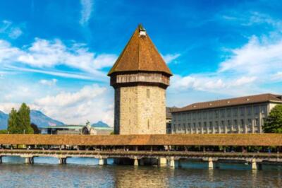 Wandbild: Berühmte Kapellbrücke in Luzern an einem schönen Sommertag, [...]