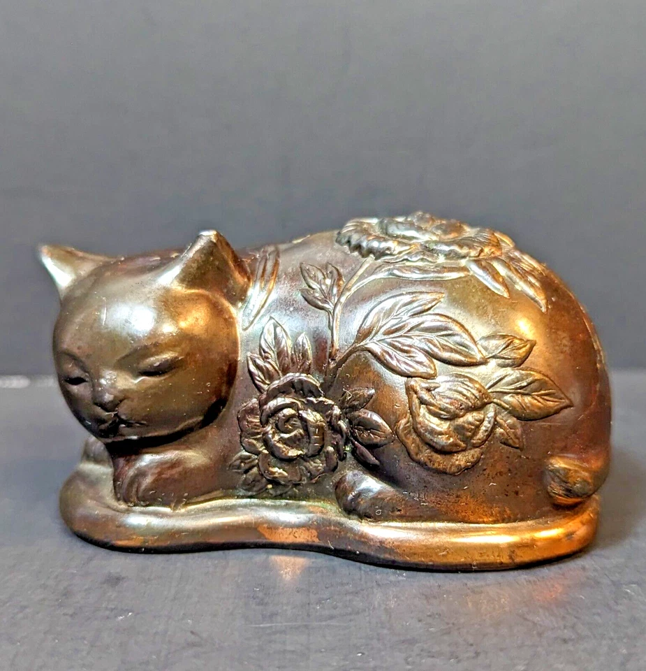 Raro Antiguo Japonés Metal Gato Dormido Cobre Escultura Flores en Relieve 3" Foto 2 de 4