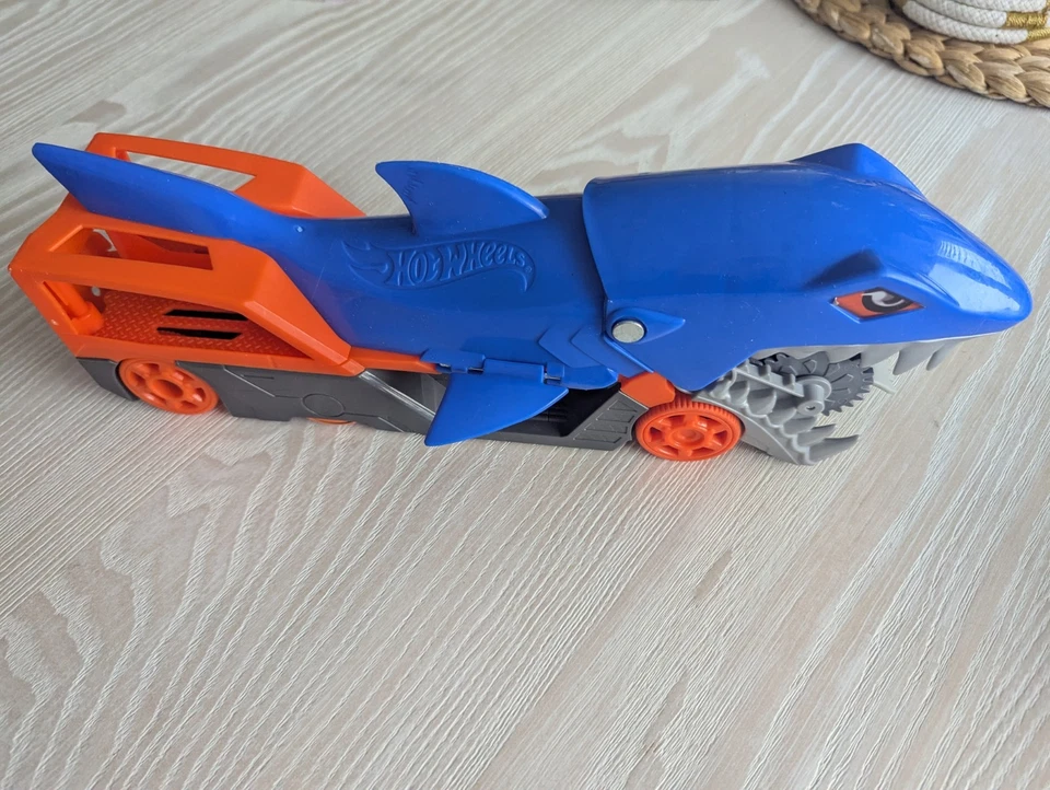 Hot Wheels GVG36 Shark Chomp Transporter Playset -Eats Cars! - Image 4 of 4