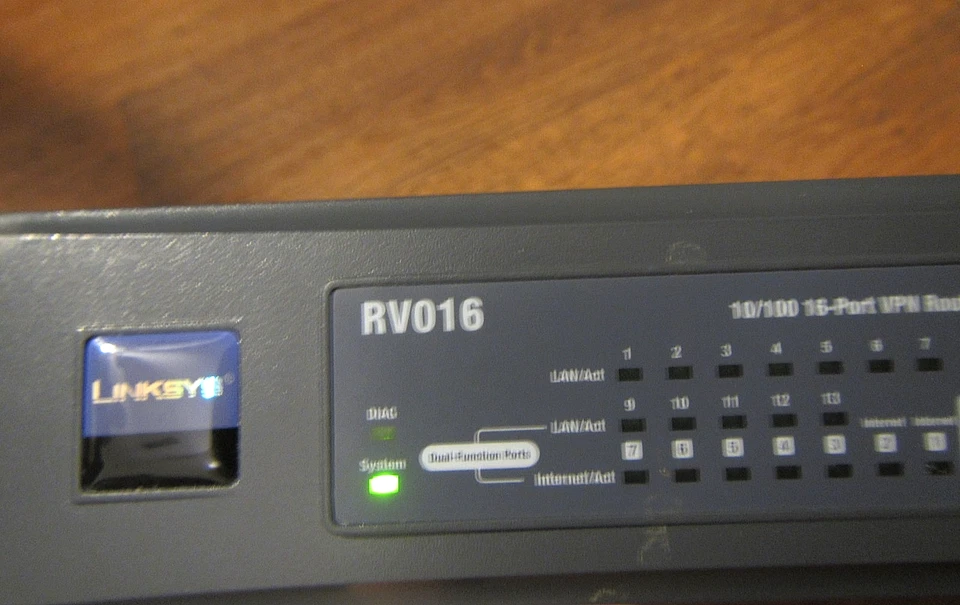 Linksys 16-Port VPN Router 10/100 RV016 - Image 3 of 4