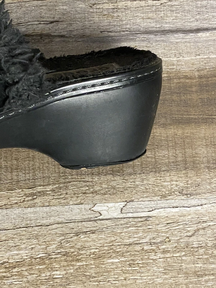 Zueco zapatero Crocs 11602 para mujer negro forrado de felpa gamuza tacones sin cordones talla 7 Foto 3 de 4