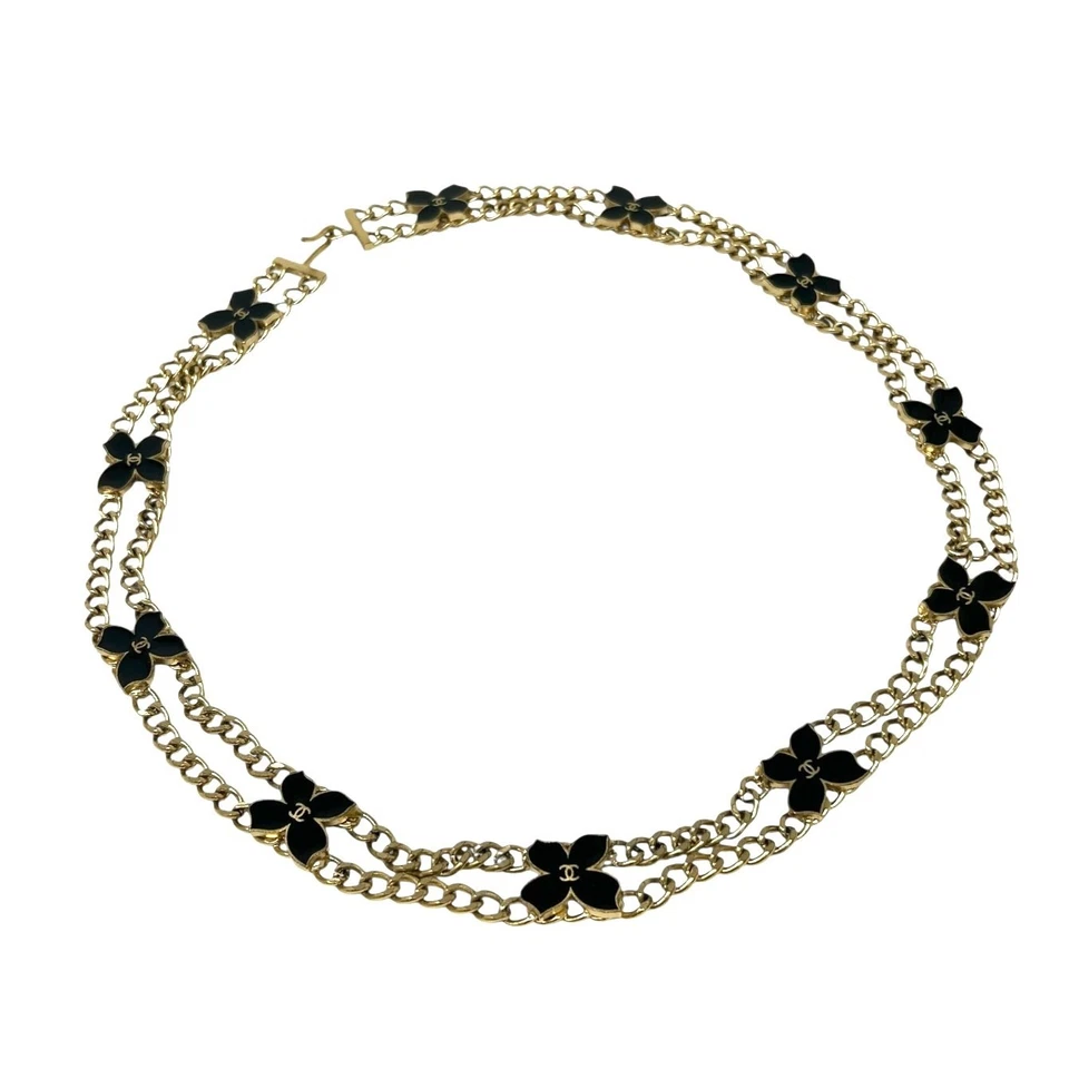 Cinto corrente CHANEL vintage 02S marca CC, ouro preto metal acessório trevo - Imagem 4 de 4