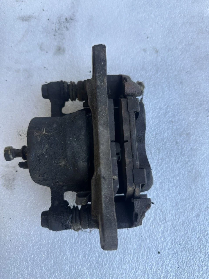 Honda Civic 1984 sedán lado del conductor izquierdo pinza de freno delantera 1,5 L Foto 2 de 2