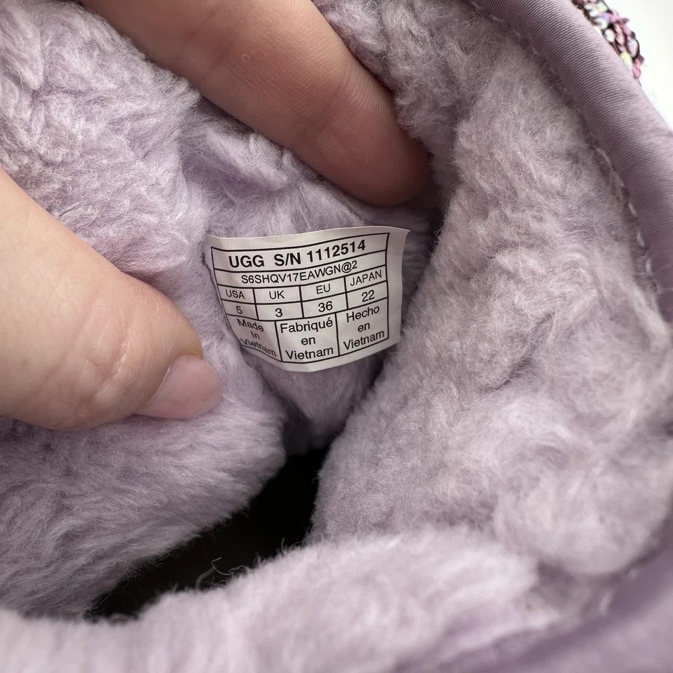 Botas UGG Clásicas Cortas Lentejuelas Estelares Talla 5 Púrpura Lila Escarcha Originalmente $190 Foto 4 de 4