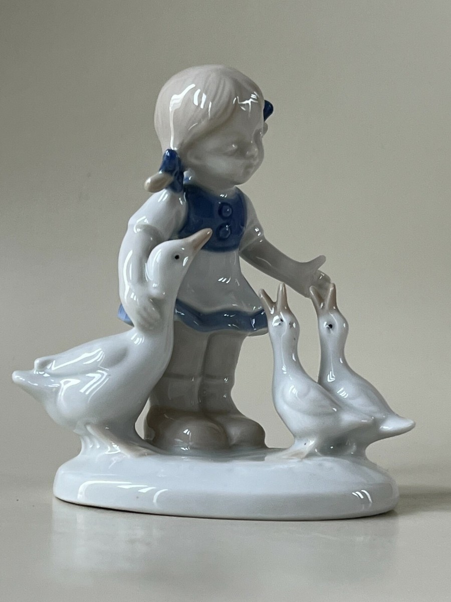 LIPPELSDORF PORCELAIN FIGURE GDR CROWN 1877 BACK STAMP GIRL W