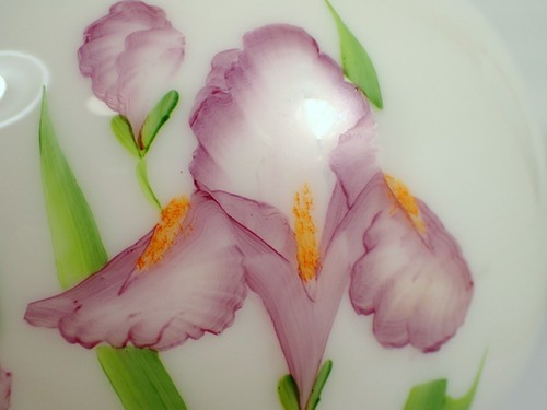 COMO NUEVO De Colección FENTON Donna R. Pintado a Mano IRIS Flor Púrpura 6" Tazón Vaso de Leche - Imagen 2 de 9