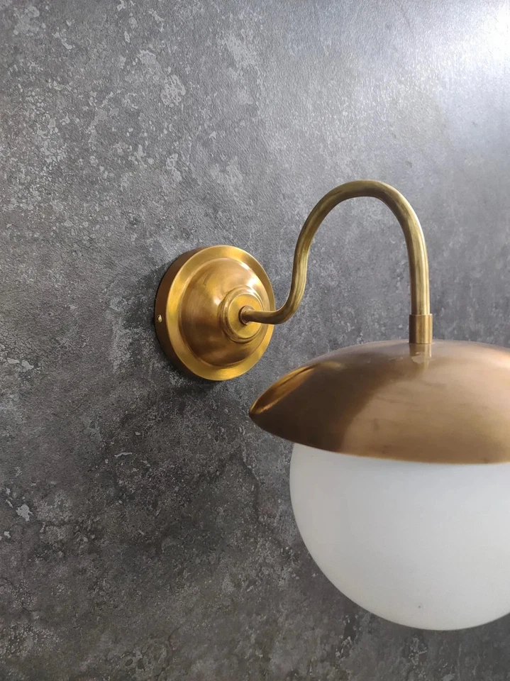 Aplique de pared de latón hecho a mano: luz de tocador moderna con vidrio blanco regalo de Navidad Foto 2 de 4