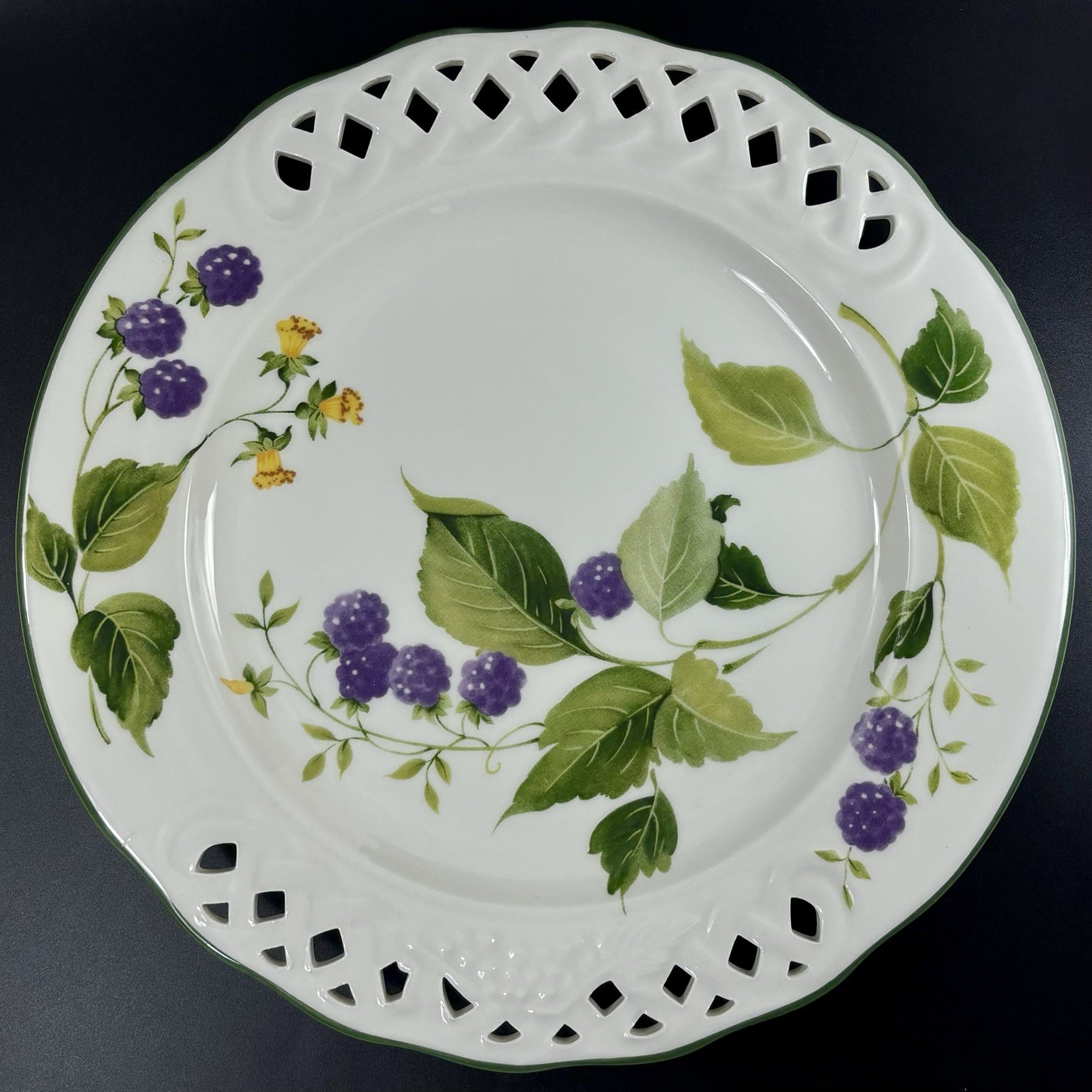 Brunelli Tiffany 10.5” Plate Blackberry Blossoms DECORATIVE/SLIGHT DAMAGE READ!!