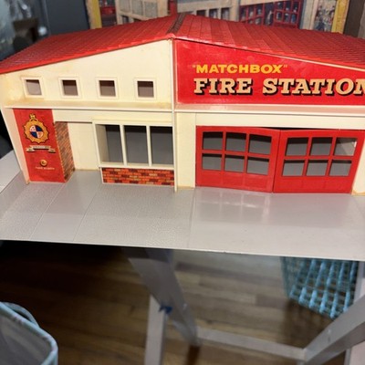 VINTAGE MATCHBOX LESNEY FIRE STATION RED ROOF MF-1 WITH ORIGINAL BOX