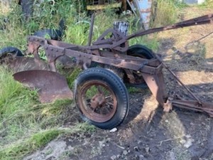 ANTIQUE JOHN DEERE TWO BOTTOM #16 PLOW