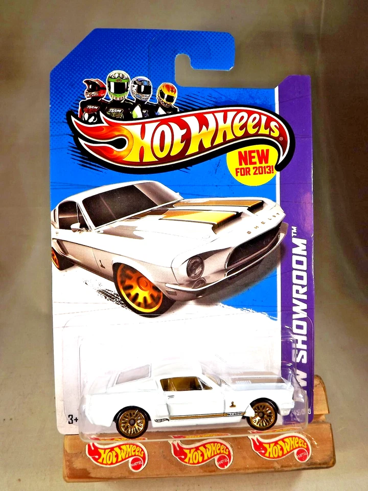 Hot Wheels ERROR #245 HW Showroom-Performance '68 Shelby GT500 2013 blanco Foto 2 de 4