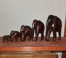 5 figuras de elefantes de madera