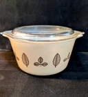 Vintage 473 Pyrex Gold Leaf  1 Qt Casserole Dish  with lid