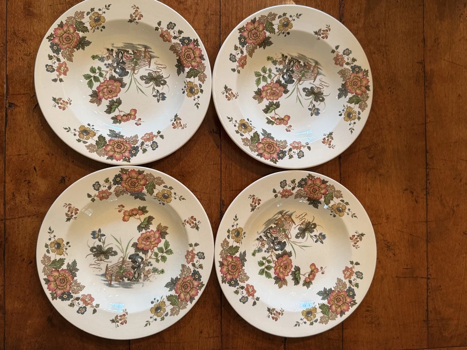 Set of 4 Wedgwood Eastern Flowers rimmed soup bowls 9” Excellent Condition.  - Image 3 of 4