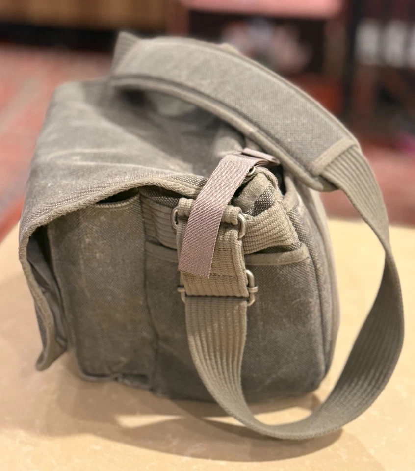 Think Tank Retrospective 10 Bolsa para Cámara Mensajero Piedra Pina con Cubierta para Lluvia Foto 4 de 4