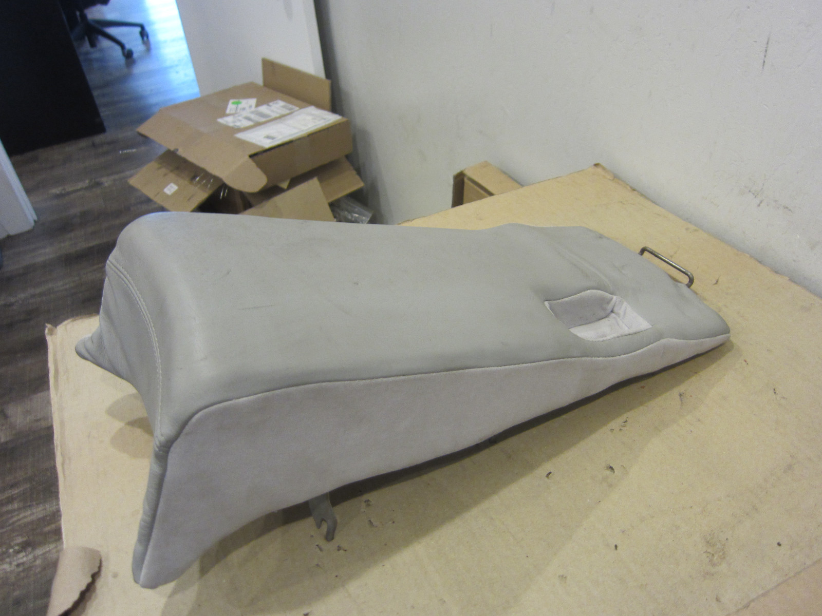 Maserati Quattroporte  Rear Middle Seat Bottom Cushion - Grey - P/N 9813812..