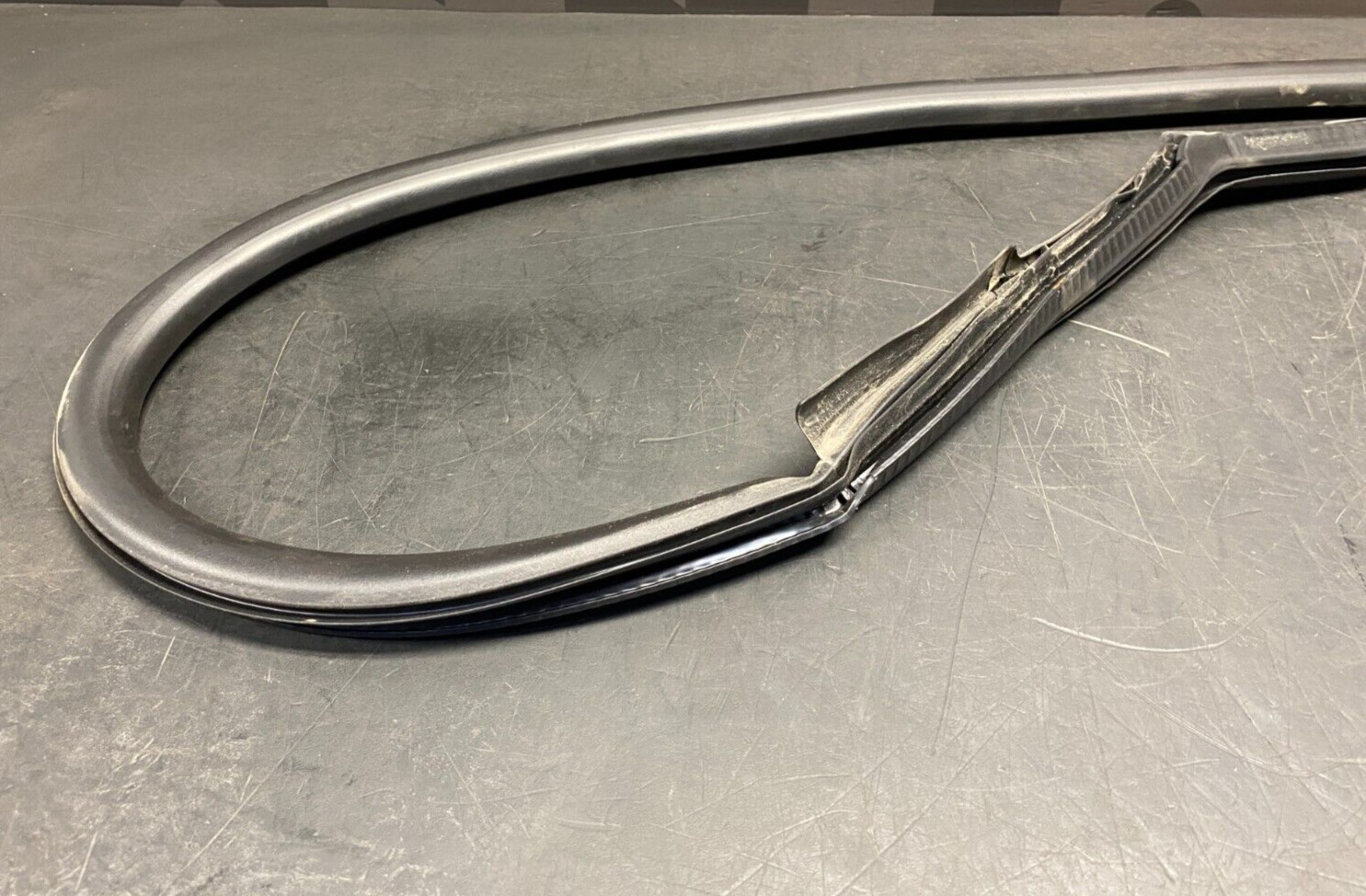 2012 AUDI R8 V10 OEM COUPE OEM PASSENGER RH BODY SIDE DOOR SEAL USED