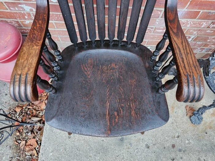 Antiguo sillón de roble con respaldo de flecha con pata de león Foto 4 de 4