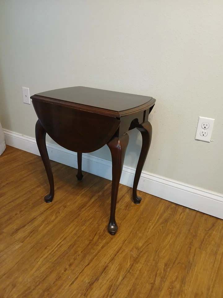 Pretty Ethan Allen Georgian Court Queen Anne Drop Leaf End Table      - Image 4 of 4