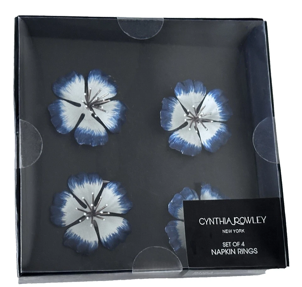 Juego de 4 servilleteros con flor de hibisco azul y blanco con centro de latón de Cynthia Rowley Foto 2 de 2