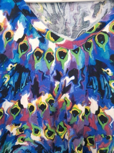 Camiseta LulaRoe Colorida Diseño Pavo Real Talla Pequeña Usada Pero Apenas Si alguna vez Usada - Imagen 2 de 6