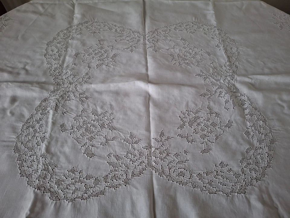 NAPPE ANCIENNE  CARREE, BRODEE main, AJOUREE, en coton, 160 x 160 - Photo 2/4