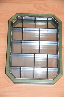 Setzkasten mit Glastür und Spiegelrückwand grün mit goldenen Punkten TOP