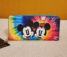 Cartera Loungefly Disney Mickey y Minnie Mouse Tie Dye Arco Iris Cremallera Alrededor NUEVA