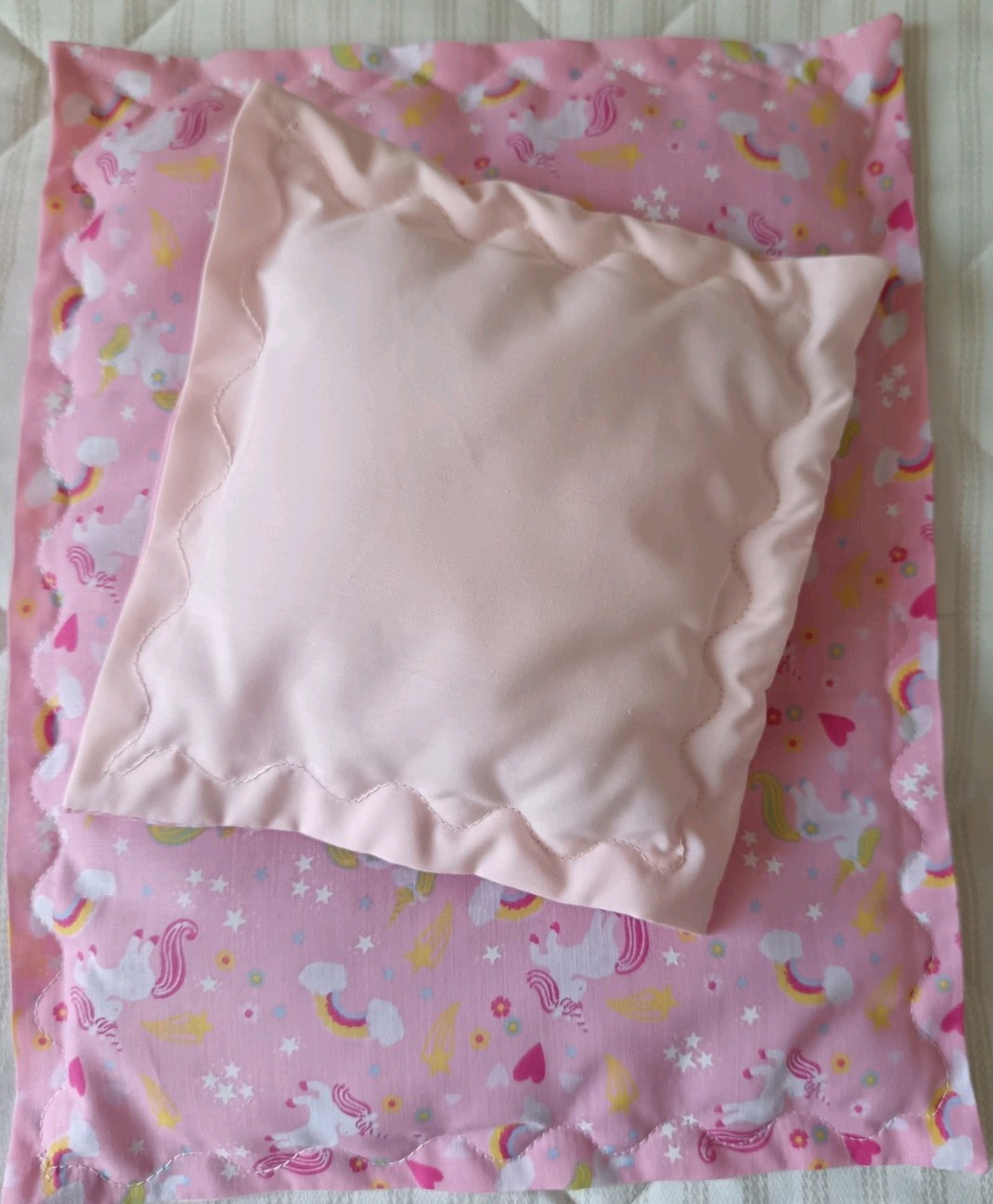 Carrozzina per bambole unicorno rosa con set lenzuola foto 3