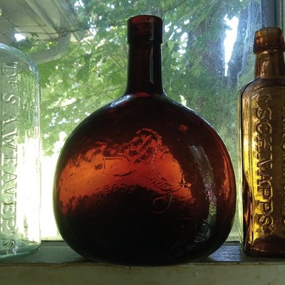 PRETTY REDDISH PUCE PONTILED BURGOYNE PRUDENTIA DUCIT SEAHORSE LIQUOR BOTTLE