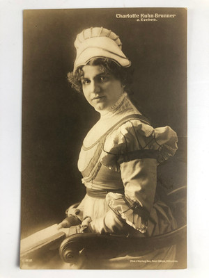 Postcard Charlotte Kuhn-Brunner (1878 - 1958) as Evchen in Wagner's Meistersinger