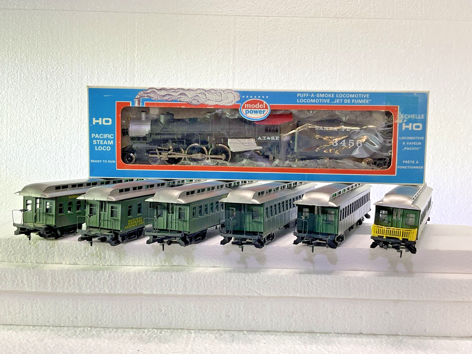 Model Power HO 4-6-2 Steam Locomotive A.T. & S.F. #3456 with 6 Passenger Cars