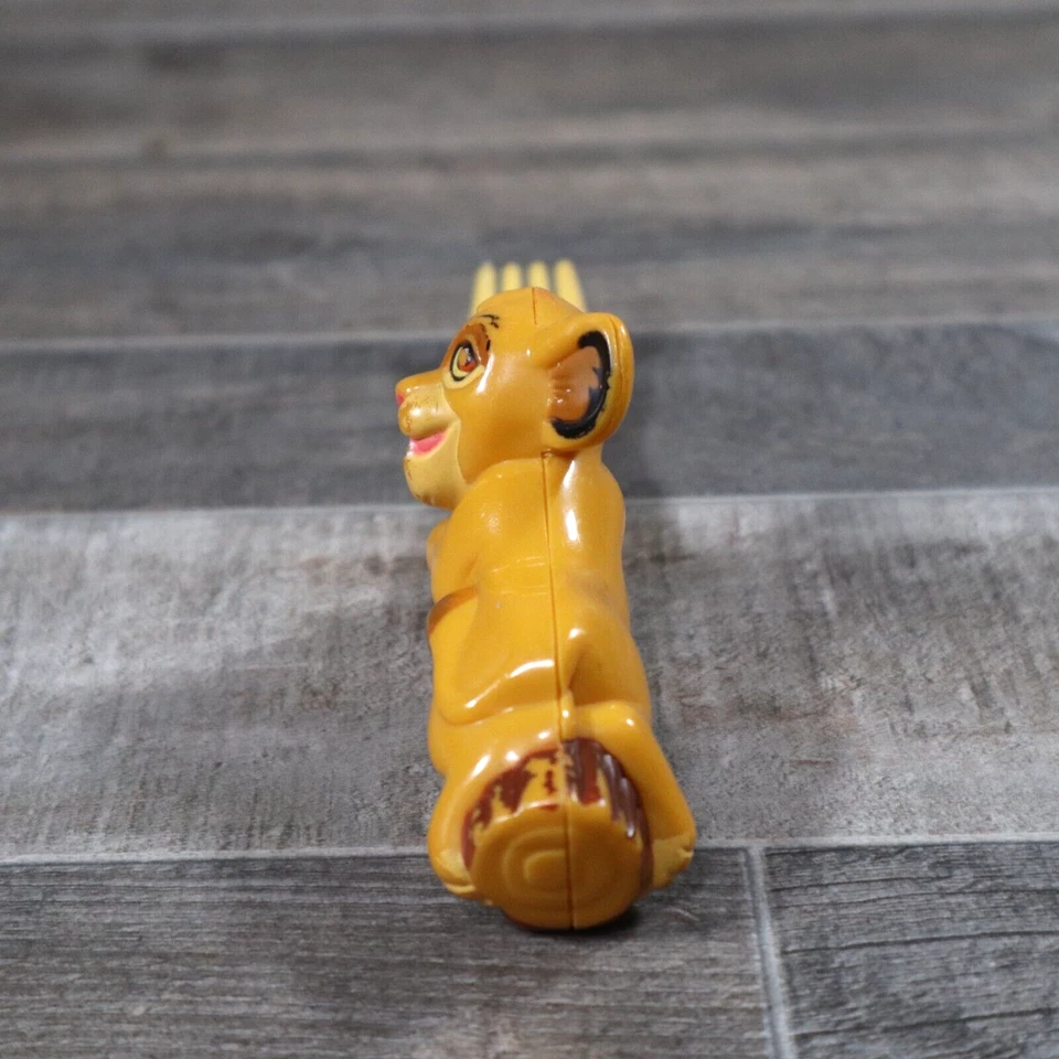 Boneco de plástico vintage Disney Rei Leão Simba filhote criança garfo utensílio amarelo - Imagem 4 de 4