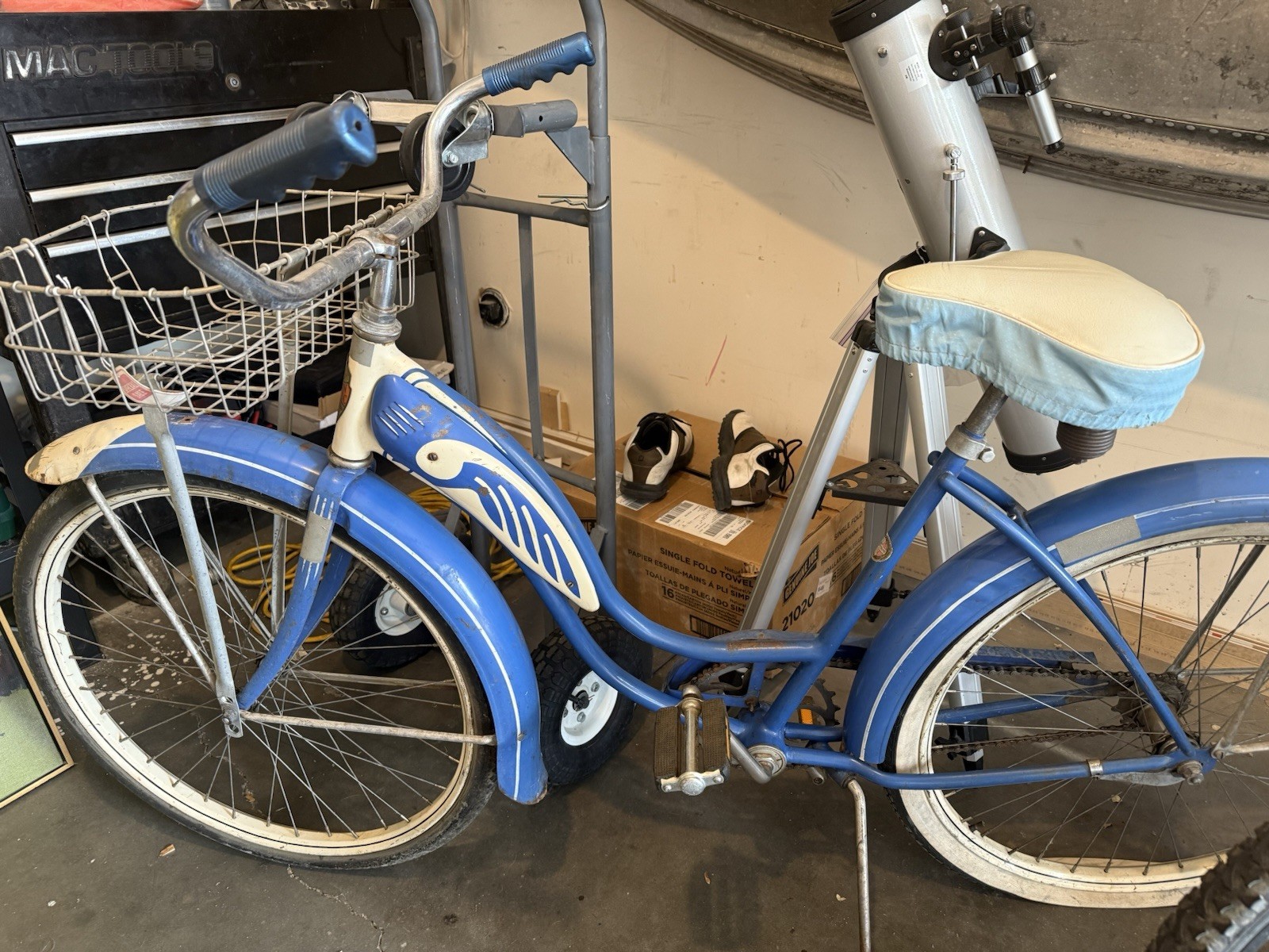 1952 Schwinn Hornet Vintage Women’s Beach Cruiser Bicycle (750.00 USD) 1952 Schwinn Hornet Vintage Women’s Beach Cruiser Bicycle (750.00 USD)