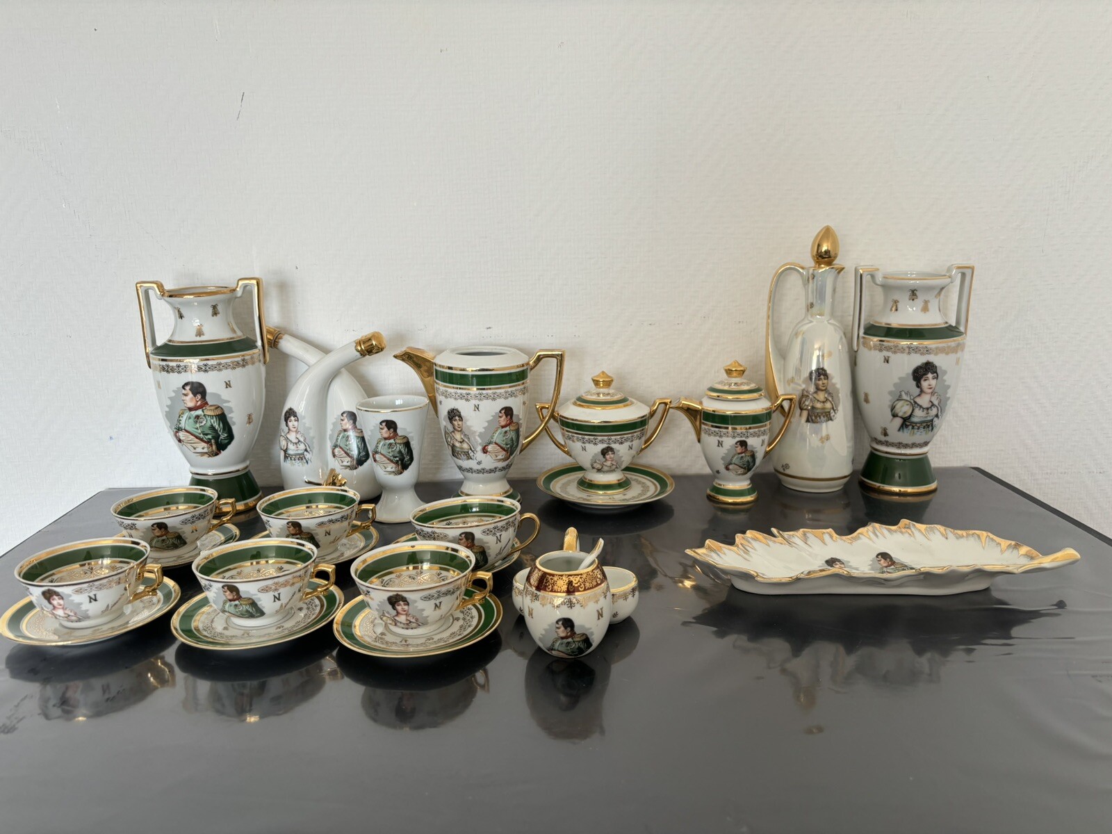Porcelaine de luxe française : service ancien Napoléon et Joséphine d'exception